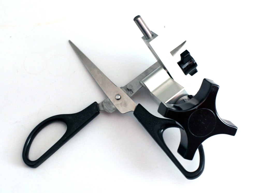 Манипулятор для заточки ножей и ножниц.